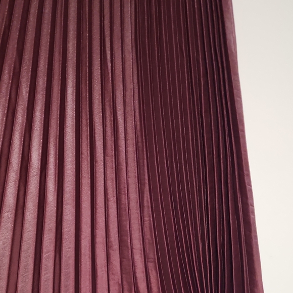 Banana Republic Metallic Burgundy Pleated Midi Skirt Size L - Picture 9 of 14
